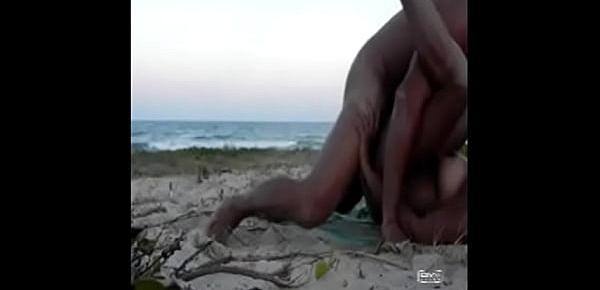  FUDENDO DELICIOSAMENTE NA PRAIA COM MACHO SARADO